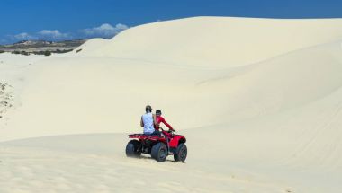 Yolcuları kum tepeleri geçiş heyecanını yaşıyoruz 