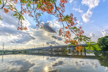 Banliyöde doğal nehir rıhtım 