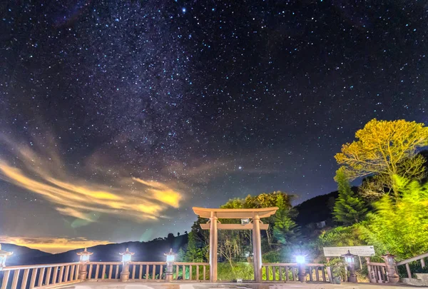 A cena mágica da noite no quintal 'Linh Qui Phap An' pagode — Fotografia de Stock