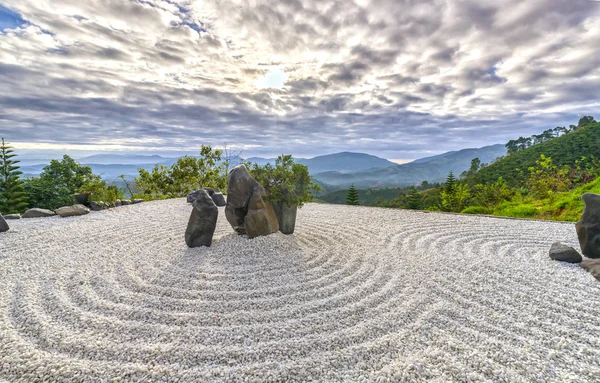 Rock Garden avec les rayons de soleil rayonnant dans le ciel — Photo