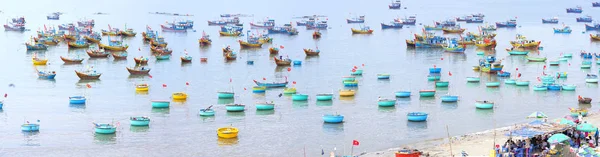 Fiskeby och traditionella vietnamesiska fiskebåtar — Stockfoto