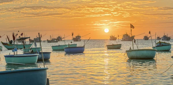 Puesta de sol en el pueblo pesquero y barcos de pesca tradicionales vietnamitas — Foto de Stock