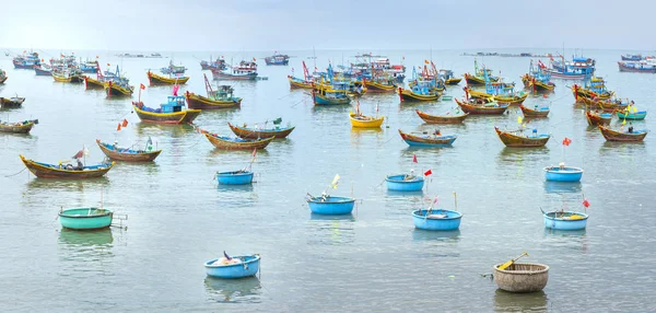 Village de pêcheurs et bateaux de pêche traditionnels vietnamiens — Photo