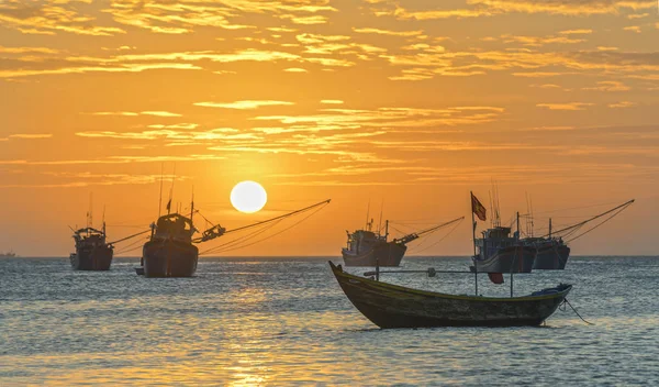 Coucher de soleil au village de pêcheurs et bateaux de pêche traditionnels vietnamiens — Photo