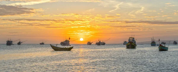 Gün batımında balıkçı köyü ve geleneksel Vietnam balıkçı tekneleri — Stok fotoğraf