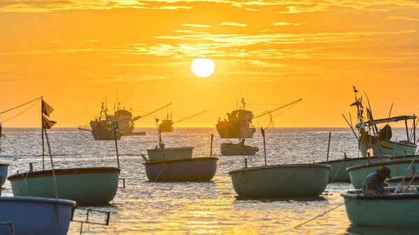 Puesta de sol en el pueblo pesquero y barcos de pesca tradicionales vietnamitas — Foto de Stock