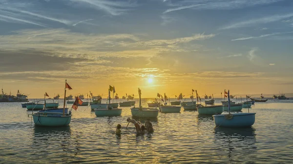 Puesta de sol en el pueblo pesquero y barcos de pesca tradicionales vietnamitas — Foto de Stock