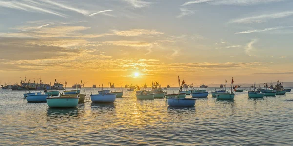 Puesta de sol en el pueblo pesquero y barcos de pesca tradicionales vietnamitas —  Fotos de Stock