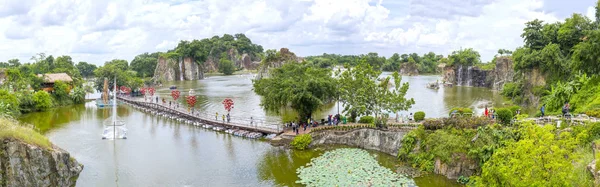 Büyük göl yarımadasında üzerinde bir köprü ile Panorama eko-turizm alanı 