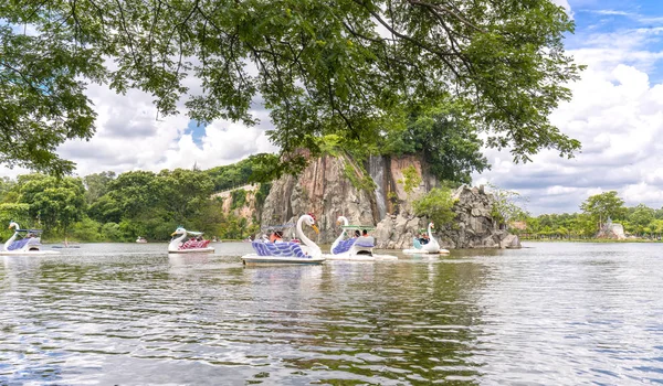Влюбленные отдыхают на лебединой лодке на озере солнечным весенним утром — стоковое фото