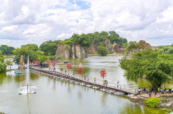 Panorama-Ökotourismusgebiet mit Brücke über Halbinsel in großem See — Stockfoto