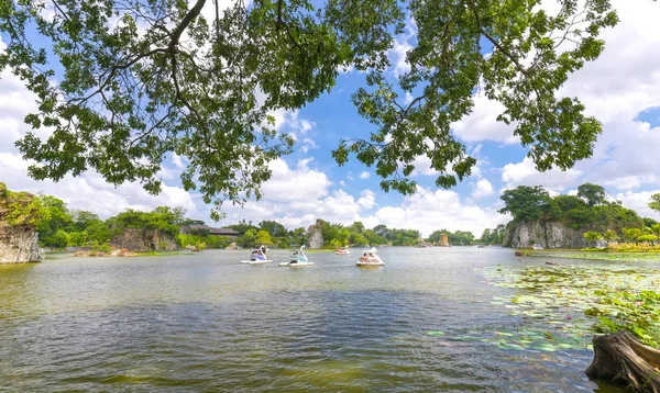 Aşık bir kuğu üzerinde rahatlatıcı güneşli bahar sabahı gölde tekne