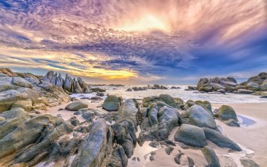 Parlak renkli bulutlar ile sahilde şafak,