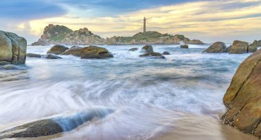 Sahilde birçok güzel şekiller oluşturmak için kum dalgaları ile ipek gibi beyaz çizgiler