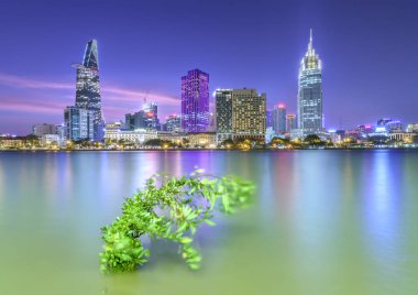 Güzellik gökdelenler boyunca nehir ışık kentsel düz