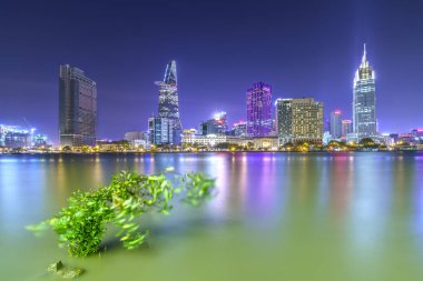 Güzellik gökdelenler boyunca nehir ışık kentsel düz