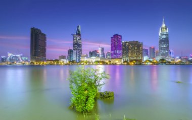 Güzellik gökdelenler boyunca nehir ışık kentsel düz