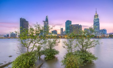 Günün sonunda, gökyüzünde Riverside şehir günbatımı bulutlar