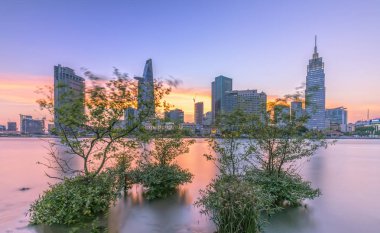 Günün sonunda, gökyüzünde Riverside şehir günbatımı bulutlar