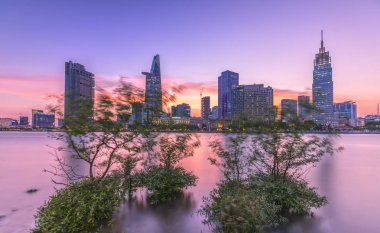 Günün sonunda, gökyüzünde Riverside şehir günbatımı bulutlar