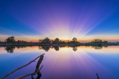 Günbatımı güneş ufka devre dışı kaldığında Nehri boyunca ışınları