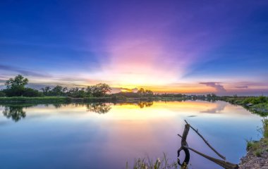 Günbatımı güneş ufka devre dışı kaldığında Nehri boyunca ışınları