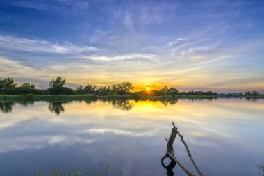 Günbatımı güneş horizo aşağı Nehri boyunca
