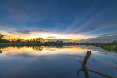 Günbatımı güneş horizo aşağı Nehri boyunca