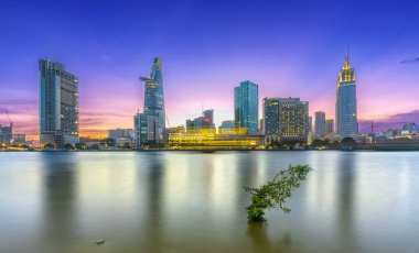 Riverside şehir yapraklara bulutlar gökyüzünde