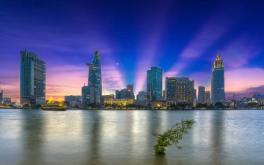 Riverside şehir yapraklara bulutlar gökyüzünde