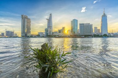 Riverside şehir günbatımı bulutlar gökyüzünde 