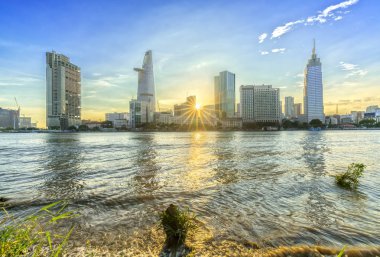 Riverside şehir günbatımı bulutlar gökyüzünde 