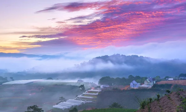 Sis, dramatik bulutlar gökyüzünde bir sürü tepe üzerinde şafak