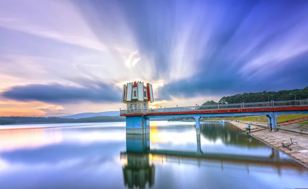 Архитектурная красота заката с облаками водородных башен — стоковое фото