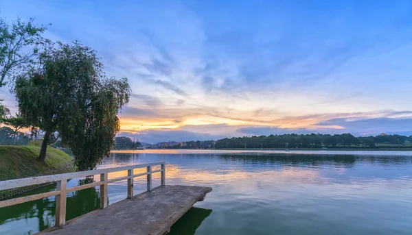 Sunset on the shores lake with dramatic sky — Stock Photo, Image