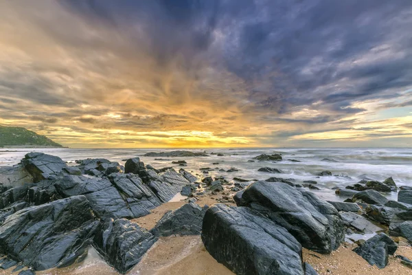 Parlak renkli bulutlar ile sahilde şafak,