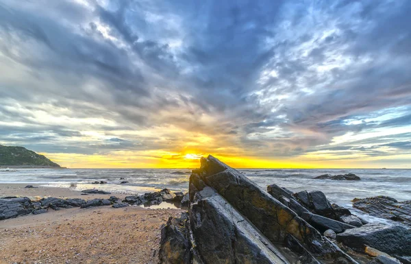 Parlak renkli bulutlar ile sahilde şafak,
