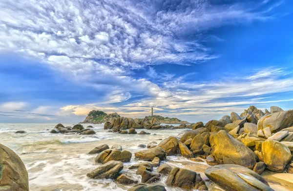 Parlak renkli bulutlar ile sahilde şafak,