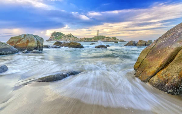 Sandwellen mit weißen Streifen wie Seide schaffen viele schöne Formen am Strand — Stockfoto