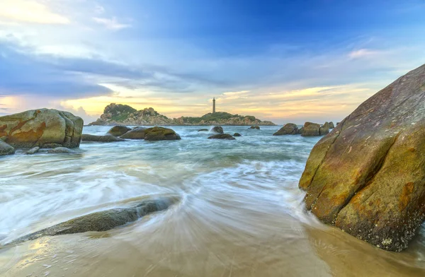 Sahilde birçok güzel şekiller oluşturmak için kum dalgaları ile ipek gibi beyaz çizgiler