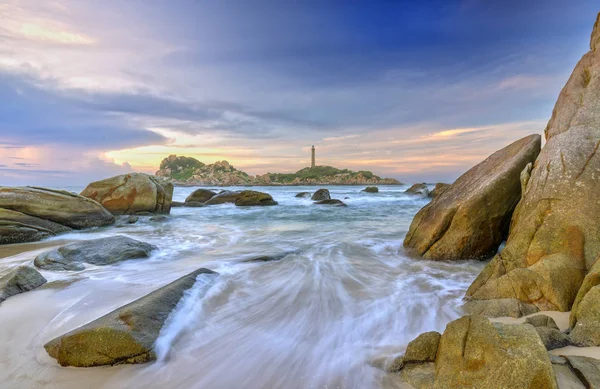 Sahilde birçok güzel şekiller oluşturmak için kum dalgaları ile ipek gibi beyaz çizgiler