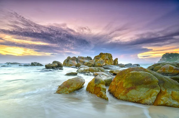 Amanecer en la playa con nubes de colores brillantes , —  Fotos de Stock