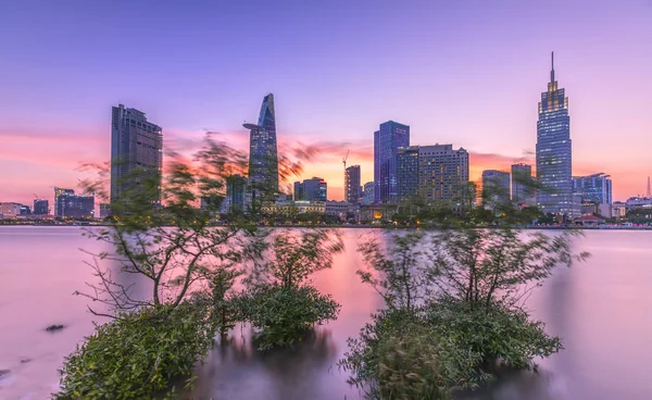 Günün sonunda, gökyüzünde Riverside şehir günbatımı bulutlar