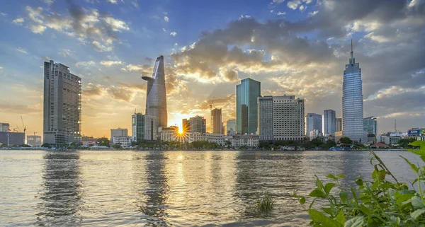 Güzellik gökdelenler düz aşağı kentsel Nehri boyunca ne zaman ışık gösteri geçen nakliye gemisi verme 