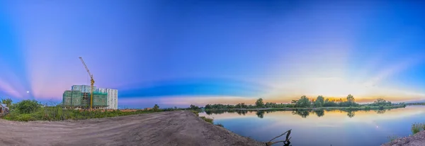 Луч заката вдоль реки, когда солнце садится на горизонт — стоковое фото