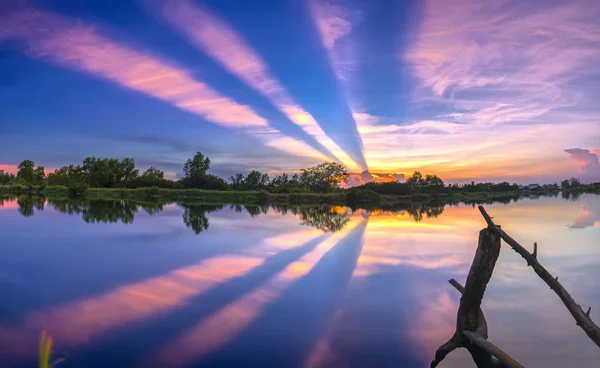 Ακτίνες ηλιοβασίλεμα κατά μήκος του ποταμού, όταν ο ήλιος δύει στον ορίζοντα — Φωτογραφία Αρχείου