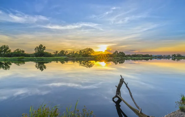 Coucher de soleil le long de la rivière comme le soleil vers le bas horizo — Photo