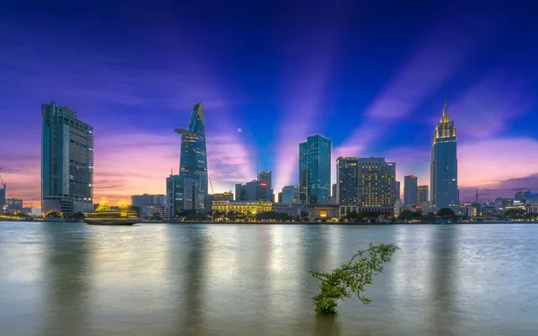 Riverside şehir yapraklara bulutlar gökyüzünde