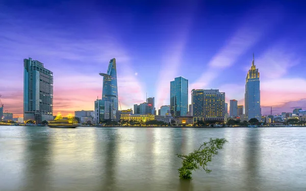 Riverside şehir yapraklara bulutlar gökyüzünde