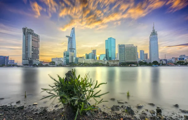Riverside şehir günbatımı bulutlar gökyüzünde 